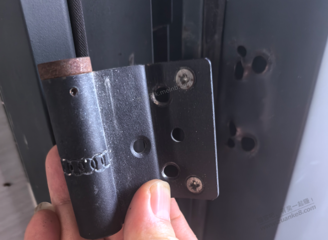 有没有装门的大佬，小孩把学校的门弄坏了。这个要怎么修？ - 美泡泡