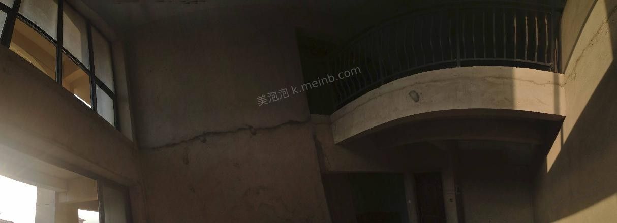 顶楼没下雨天也漏水  能不能退房啊   以前毛坯房雨后地板经常积水 - 美泡泡