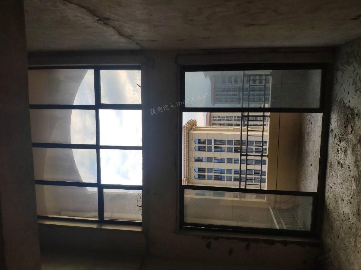顶楼没下雨天也漏水  能不能退房啊   以前毛坯房雨后地板经常积水 - 美泡泡