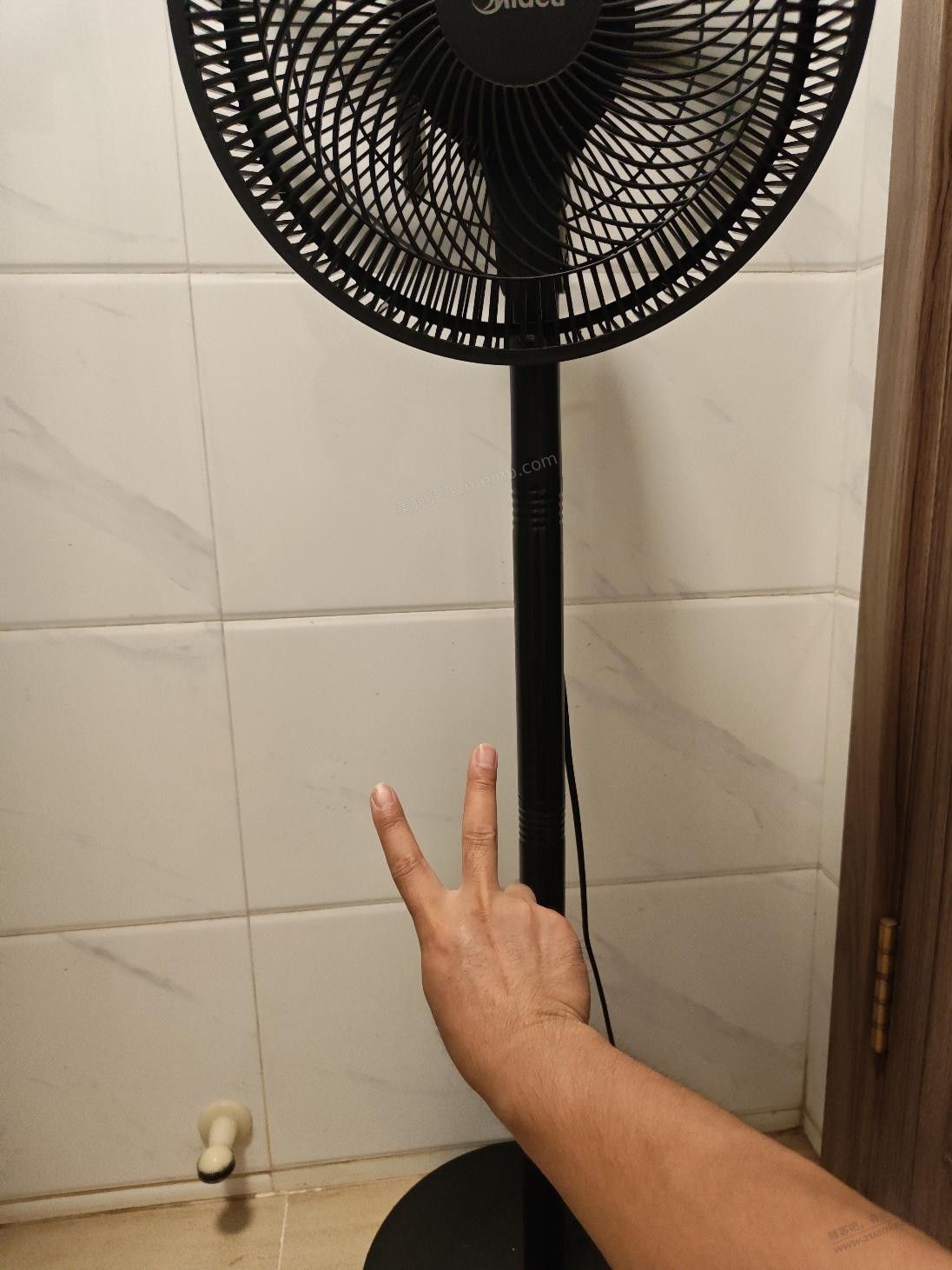 太热了每次蹲坑都要带风扇进厕所 - 美泡泡